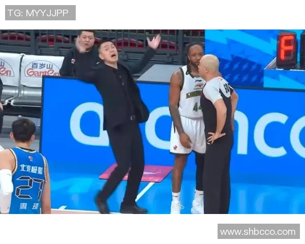 姚明在比赛中因掩护犯规引发争议球迷热议裁判判罚合理性