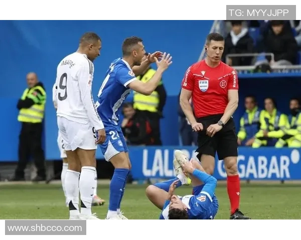 德甲焦点战那不勒斯与热刺互交白卷帽子戏法引发争议判罚引热议