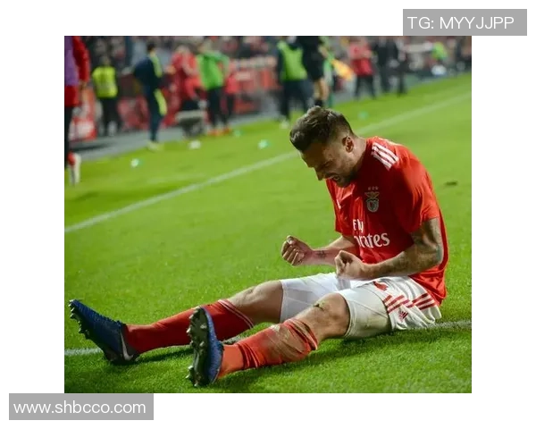 欧冠激战：里昂大胜本菲卡乌龙球引发争议与全场沸腾