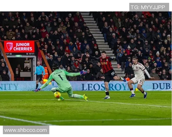 英超激战:多特蒙德与曼城战成平局绝杀瞬间引发争议判罚热议 英超激战:多特蒙德与曼城战成平局绝杀瞬间引发争议判罚热议